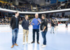 Innenminister Joachim Herrmann auf der Eisfläche vor dem Eishockeyspiel, zusammen mit dem Moderator und Vertretern der Nürnberger Versicherung und des HC Erlangen