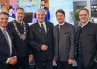 Gruppenfoto von links nach rechts: Europaminister Eric Beißwenger, 1. Landesschützenmeister: Christian Kühn. Innenminister Joachim Herrmann, Innenstaatssekretär Sandro Kirchner, Thorsten Freudenberger, MdL