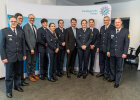 Gruppenbild mit Teilnehmern Vereidigung Spitzensport Sommer  und Staatssekretär Sandro Kirchner
