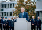 Innenminister Herrmann vor der PI am Rednerpult