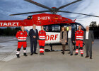 Crew DRF Luftrettung mit Innenminister Herrmann vor dem Hubschrauber