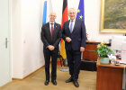 Minister Herrmann und GK Miller vor Fahnen in Ministerbüro