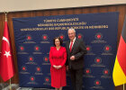 Minister Herrmann im Bild mit Frau Generalkonsulin Cebeci