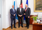 Gruppenfoto im Ministerbüro 