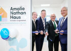 Minister Herrmann mit Vertretern des Amalie-Nathan-Hauses beim zerschneiden des Einweihungsbandes