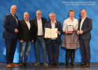 Minister Herrmann mit Vertretern des SV Amendingen bei der Auszeichnung auf der Bühne