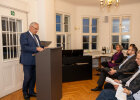 Innenminister Herrmann am Rednerpult vor der jüdischen Gemeinde Erlangen