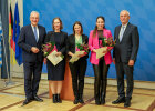 Gruppenbild mit Minister Herrmann mit den Preisträgerinnen