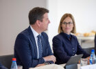 Staatssekretär Sandro Kirchner im Seitenprofil am Besprechnungstisch