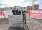 Minister auf Baustelle