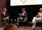 Staatssekretär Sandro Kirchner mit Moderator Roman Röll und Digitalminister Dr. Fabian Mehring auf der Bühne sitzend - Podiumsdiskussion