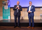 Minister Herrmann mit Klaus Meyer, Vorsitzender des Vorstandes der Arbeitsgemeinschaft Notfallmedizin Fürth auf der Bühne