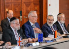 Minister Herrmann am Sitzungstisch mit teilnehmenden europäischen Rabbinern