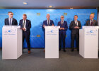 alle Beteiligten vor der Presse