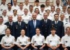 Gruppenbild neuer Polizistinnen und Polizisten mit Innenminister Herrmann