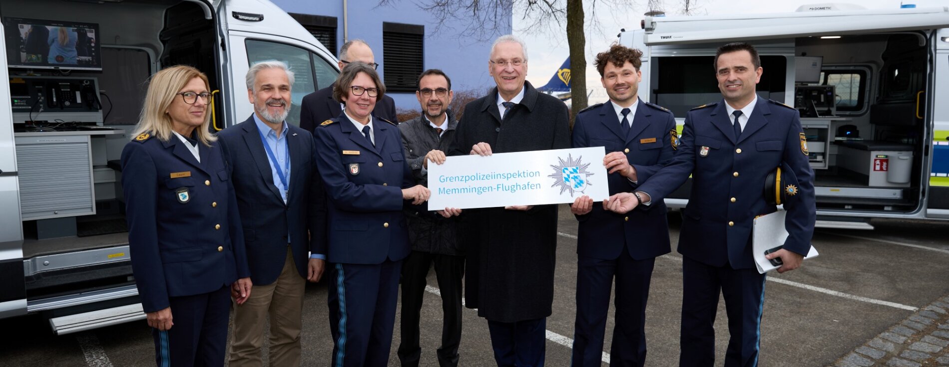 10. März 2025: Bayerns Innenminister Joachim Herrmann und Polizeipräsidentin Dr. Claudia Strößner haben heute die neue Grenzpolizeiinspektion am Flughafen Memmingen vorgestellt. Das Polizeipräsidium Schwaben Süd/West hat die ehemalige Grenzpolizeigruppe erfolgreich in die eigenständige Grenzpolizeiinspektion Memmingen-Flughafen umgewandelt. Innenminister Herrmann mit Polizeipräsidentin Dr. Claudia Strößner und weiteren mit symbolischem Schild zur neuen Grenzpolizeiinspektion Memmingen-Flughafen.