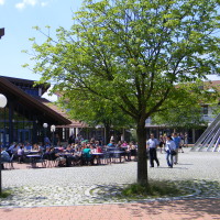 Hochschule für den Öffentlichen Dienst in Bayern, Fachbereich Allgemeine Innere Verwaltung Symbolbild: Studenten sitzen vor Hochschule