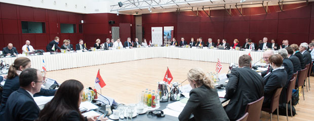 Sonder-Innenministerkonferenz am 23. März 2015 in der Bayerischen Vertretung in Brüssel Konferenztisch mit Teilnehmern
