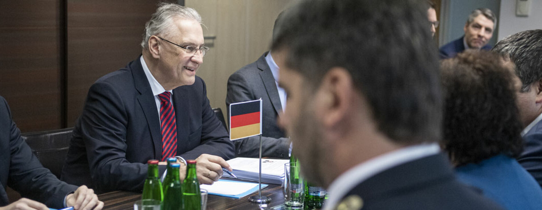 Bayerns Innenminister Joachim Herrmann im Gespräch mit dem tschechischen Innenminister Bayerns Innenminister Joachim Herrmann im Gespräch mit dem tschechischen Innenminister