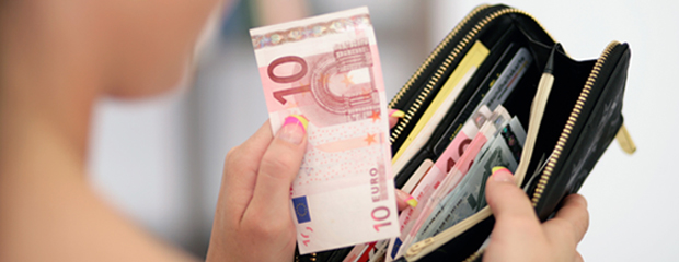 Die Menschen müssen auf die Unbestechlichkeit der öffentlichen Verwaltung vertrauen können. Frau mit einem Geldbeutel und einem 10€-Schein in der Hand