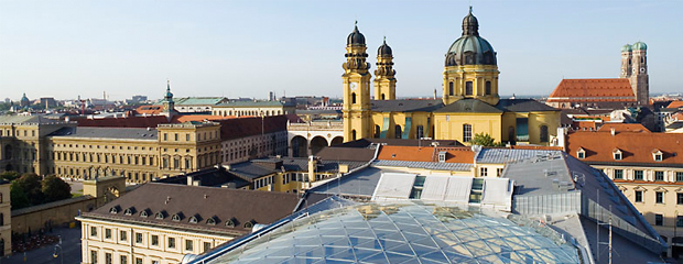 Blick über die Glas-Stahl-Überdachung des „Odeon“ auf die Münchner Innenstadt, © Bayerisches Staatsministerium des Innern, für Bau und Verkehr