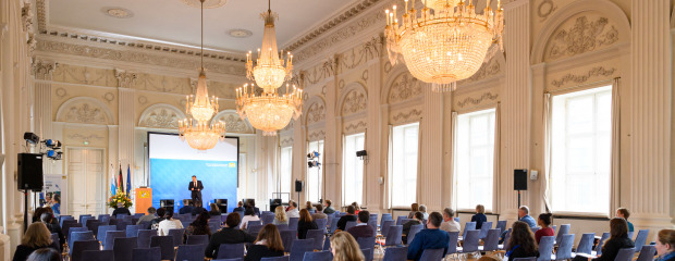 Blick nach vorne in den Saal