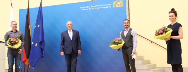 Vorstellung der Einbürgerungsstatistik 2019 im Freistaat: Gruppenfoto mit Bayerns Innen- und Integrationsminister Joachim Herrmann und drei neu eingebürgerten Personen.