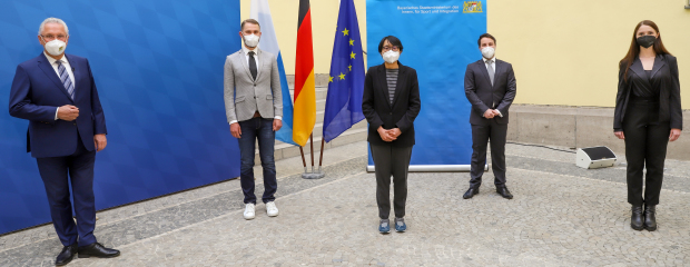 Innenminister Joachim Herrmann gratuliert bei der Vorstellung der Einbürgerungsstatistik vier Eingebürgerten zu ihrer neuen deutschen Staatsbürgerschaft Innenminister Herrmann mit vier Eingebürgerten