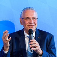 5. Oktober 2020: „Die Integrationsprofis sind eine feste Größe der Integrationsarbeit vor Ort in den Kommunen geworden. Soziale und kulturelle Integration gelingt bei uns ausgesprochen gut. Das hat die Evaluation aus diesem Jahr eindrucksvoll bestätigt,“ freut sich Bayerns Innen- und Integrationsminister Joachim Herrmann beim Vernetzungstreffen der bayerischen Integrationslotsen in München. Minister Herrmann mit Mikrophon