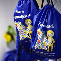 Der „Integrationsrucksack“, das ist ein Potpourri aus Vorlesebüchern und Fördermaterialien für Kinder im Kita-Alter, die besondere Unterstützung in ihrer Sprachentwicklung im Deutschen brauchen. Der Rucksack ist aber auch eine Kampagne fürs Ehrenamt! Wir schenken den Kindern nicht nur den Rucksack, sondern mit ihm auch das Vorlesen selbst, Vorleser inklusive." Integrationsrucksack