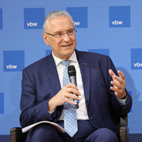 18. November 2020: Herrmann beim Online-Kongress der Vereinigung der Bayerischen Wirtschaft e.V.: „Bayern hat mit 8,6 Prozent die niedrigste Ausländerarbeitslosenquote und mit 74,5 Prozent die höchste Erwerbstätigenquote von Menschen mit Migrationsintergrund. Damit ist Bayern im Bundesvergleich Spitzenreiter.“ Joachim Herrmann mit Mikrofon