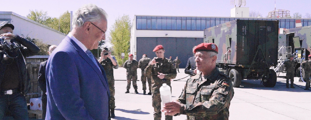  Innenminister Joachim Herrmann bei einem Ortstermin auf dem Gelände der Universität der Bundeswehr in Neubiberg 