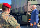 22. April 2020: Bayerns Innenminister Joachim Herrmann lobt bei einem Ortstermin auf dem Gelände der Universität der Bundeswehr in Neubiberg die dort angelaufene Herstellung von Desinfektionsmitteln. "Die Bundeswehr leistet hervorragende Arbeit und ist für uns ein wichtiger Partner zur Eindämmung des Coronavirus", betonte Herrmann im Beisein von Generalleutnant Martin Schelleis, dem Nationalen Territorialen Befehlshaber und Inspekteur der Streitkräftebasis. Laut Herrmann ist das Engagement der Bundeswehr beeindruckend, den Freistaat bei der Versorgung mit Desinfektionsmitteln zu unterstützen. "Bis zu 6.000 Liter können hier pro Stunde hergestellt werden", verdeutlichte der Minister. "Damit können wir beispielsweise öffentliche Großflächen in Behörden und Gesundheitseinrichtungen desinfizieren." Ein großes Dankeschön richtete Herrmann auch an das Technische Hilfswerk (THW), das die Verteilung übernimmt: "Das THW leistet schon seit Wochen eine ausgezeichnete logistische Hilfe bei der Verteilung der Corona-Schutzausrüstung!"
