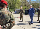 22. April 2020: Bayerns Innenminister Joachim Herrmann lobt bei einem Ortstermin auf dem Gelände der Universität der Bundeswehr in Neubiberg die dort angelaufene Herstellung von Desinfektionsmitteln. "Die Bundeswehr leistet hervorragende Arbeit und ist für uns ein wichtiger Partner zur Eindämmung des Coronavirus", betonte Herrmann im Beisein von Generalleutnant Martin Schelleis, dem Nationalen Territorialen Befehlshaber und Inspekteur der Streitkräftebasis. Laut Herrmann ist das Engagement der Bundeswehr beeindruckend, den Freistaat bei der Versorgung mit Desinfektionsmitteln zu unterstützen. "Bis zu 6.000 Liter können hier pro Stunde hergestellt werden", verdeutlichte der Minister. "Damit können wir beispielsweise öffentliche Großflächen in Behörden und Gesundheitseinrichtungen desinfizieren." Ein großes Dankeschön richtete Herrmann auch an das Technische Hilfswerk (THW), das die Verteilung übernimmt: "Das THW leistet schon seit Wochen eine ausgezeichnete logistische Hilfe bei der Verteilung der Corona-Schutzausrüstung!"
