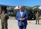 22. April 2020: Bayerns Innenminister Joachim Herrmann lobt bei einem Ortstermin auf dem Gelände der Universität der Bundeswehr in Neubiberg die dort angelaufene Herstellung von Desinfektionsmitteln. "Die Bundeswehr leistet hervorragende Arbeit und ist für uns ein wichtiger Partner zur Eindämmung des Coronavirus", betonte Herrmann im Beisein von Generalleutnant Martin Schelleis, dem Nationalen Territorialen Befehlshaber und Inspekteur der Streitkräftebasis. Laut Herrmann ist das Engagement der Bundeswehr beeindruckend, den Freistaat bei der Versorgung mit Desinfektionsmitteln zu unterstützen. "Bis zu 6.000 Liter können hier pro Stunde hergestellt werden", verdeutlichte der Minister. "Damit können wir beispielsweise öffentliche Großflächen in Behörden und Gesundheitseinrichtungen desinfizieren." Ein großes Dankeschön richtete Herrmann auch an das Technische Hilfswerk (THW), das die Verteilung übernimmt: "Das THW leistet schon seit Wochen eine ausgezeichnete logistische Hilfe bei der Verteilung der Corona-Schutzausrüstung!"
