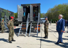 22. April 2020: Bayerns Innenminister Joachim Herrmann lobt bei einem Ortstermin auf dem Gelände der Universität der Bundeswehr in Neubiberg die dort angelaufene Herstellung von Desinfektionsmitteln. "Die Bundeswehr leistet hervorragende Arbeit und ist für uns ein wichtiger Partner zur Eindämmung des Coronavirus", betonte Herrmann im Beisein von Generalleutnant Martin Schelleis, dem Nationalen Territorialen Befehlshaber und Inspekteur der Streitkräftebasis. Laut Herrmann ist das Engagement der Bundeswehr beeindruckend, den Freistaat bei der Versorgung mit Desinfektionsmitteln zu unterstützen. "Bis zu 6.000 Liter können hier pro Stunde hergestellt werden", verdeutlichte der Minister. "Damit können wir beispielsweise öffentliche Großflächen in Behörden und Gesundheitseinrichtungen desinfizieren." Ein großes Dankeschön richtete Herrmann auch an das Technische Hilfswerk (THW), das die Verteilung übernimmt: "Das THW leistet schon seit Wochen eine ausgezeichnete logistische Hilfe bei der Verteilung der Corona-Schutzausrüstung!"
