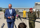 22. April 2020: Bayerns Innenminister Joachim Herrmann lobt bei einem Ortstermin auf dem Gelände der Universität der Bundeswehr in Neubiberg die dort angelaufene Herstellung von Desinfektionsmitteln. "Die Bundeswehr leistet hervorragende Arbeit und ist für uns ein wichtiger Partner zur Eindämmung des Coronavirus", betonte Herrmann im Beisein von Generalleutnant Martin Schelleis, dem Nationalen Territorialen Befehlshaber und Inspekteur der Streitkräftebasis. Laut Herrmann ist das Engagement der Bundeswehr beeindruckend, den Freistaat bei der Versorgung mit Desinfektionsmitteln zu unterstützen. "Bis zu 6.000 Liter können hier pro Stunde hergestellt werden", verdeutlichte der Minister. "Damit können wir beispielsweise öffentliche Großflächen in Behörden und Gesundheitseinrichtungen desinfizieren." Ein großes Dankeschön richtete Herrmann auch an das Technische Hilfswerk (THW), das die Verteilung übernimmt: "Das THW leistet schon seit Wochen eine ausgezeichnete logistische Hilfe bei der Verteilung der Corona-Schutzausrüstung!"
