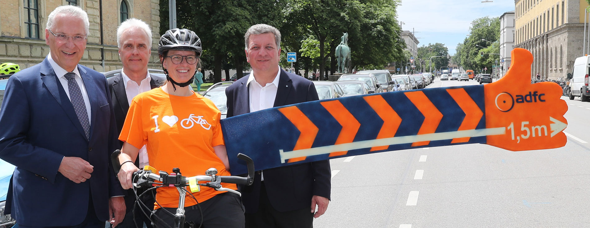 Mehr Sicherheit für Fahrradfahrer: Innenminister Joachim Herrmann setzt sich gemeinsam mit Verkehrsminister Christian Bernreiter, ADFC und ADAC für die Einhaltung der Mindestabstandsregel ein. Präsentation eines Banners, dass den Sicherheitsabstand von 1,5 Metern verdeutlicht