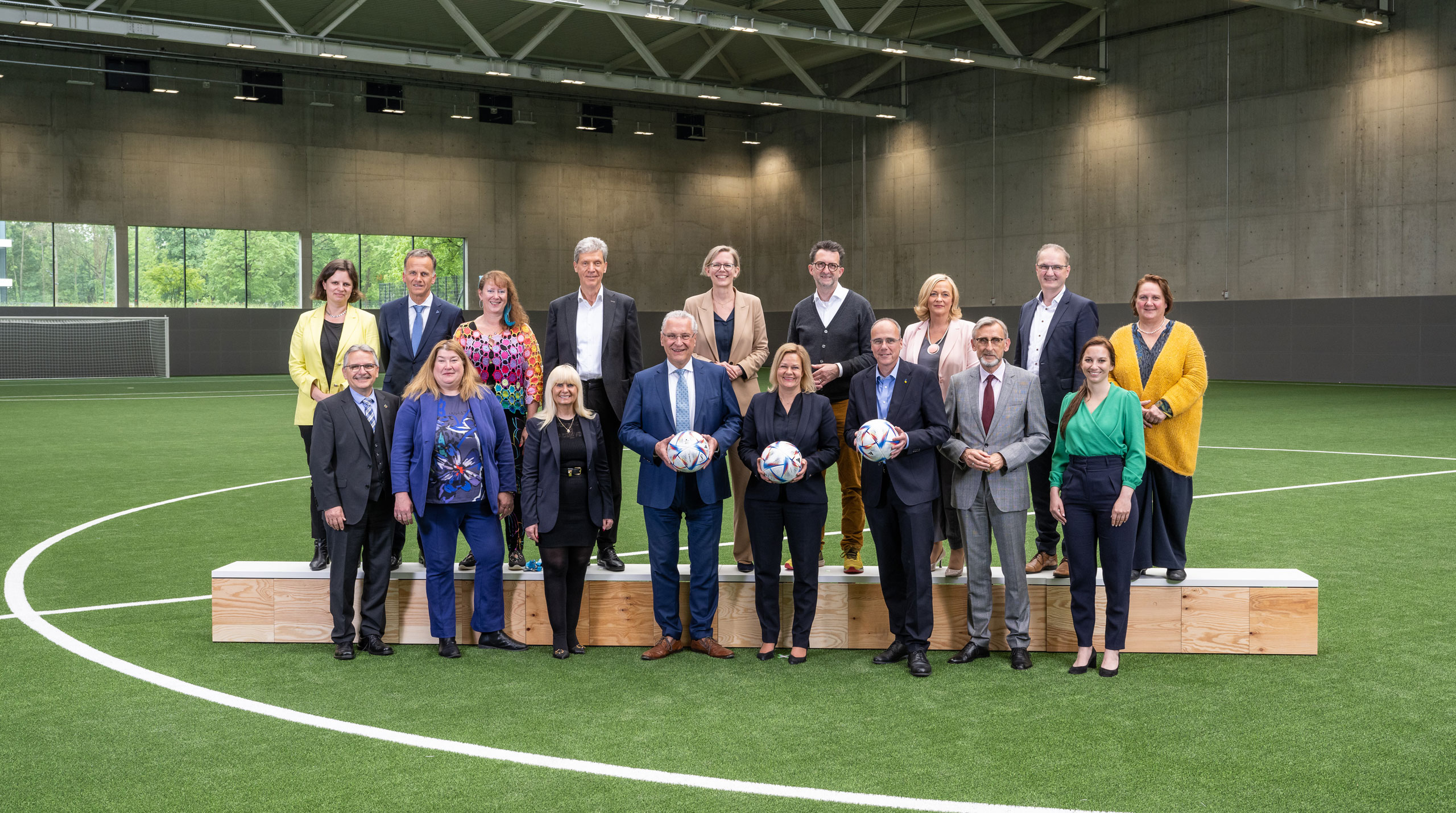Die Sportministerinnen und -minister der Länder, die Sportsenatorinnen und -senatoren sowie die Bundessportministerin auf dem DFB-Campus in Frankfurt am Main