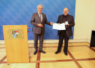 Innenminister Joachim Herrmann und Peter Able mit Bundesverdienstkreuz am Bande