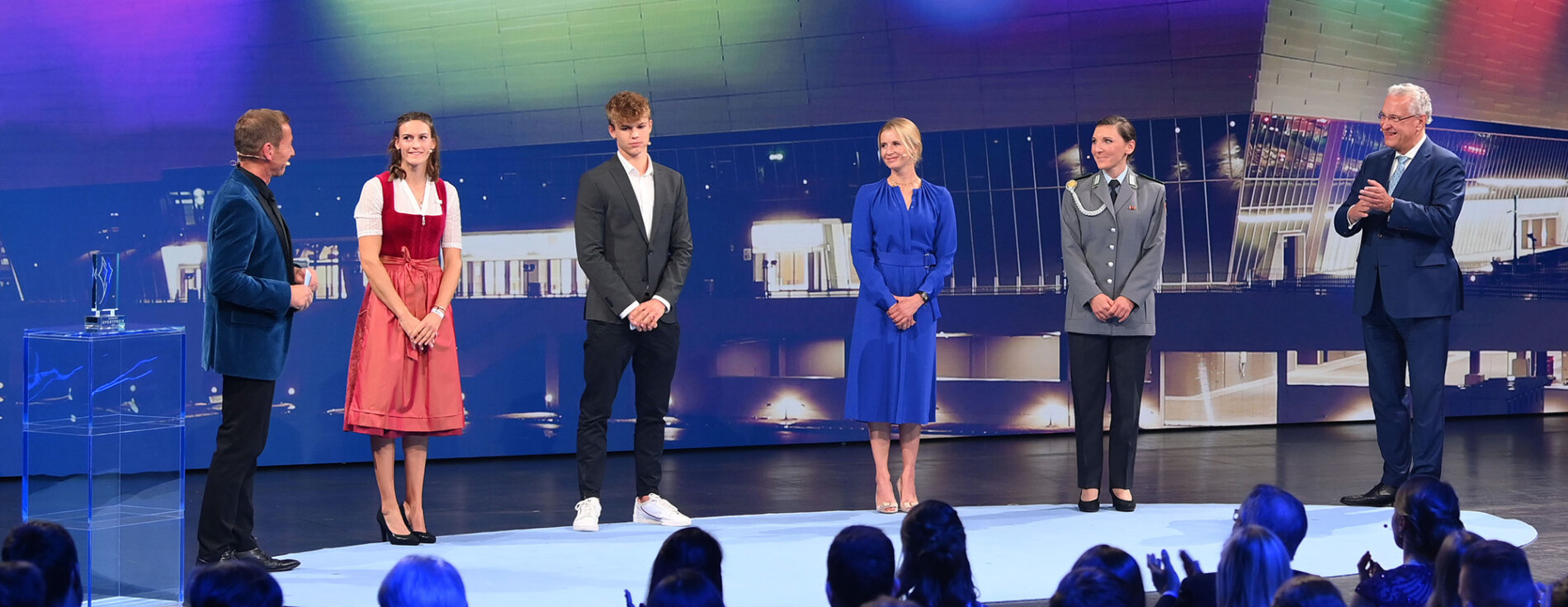 6. November 2021: Sport- und Innenminister Joachim Herrmann überreicht den Bayerischen Sportpreis 2021 an herausragende bayerische Sportpersönlichkeiten. „Wir sind stolz auf unsere Sportlerinnen und Sportler, die weltweit ein wichtiges Aushängeschild für die herausragende sportliche Leistungsfähigkeit unserer bayerischen Heimat sind“, lobte Herrmann. Sportminister Joachim Herrmann und Preisträger auf Bühne