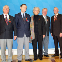 Staatssekretär Gerhard Eck (r.) übergibt das Verdienstkreuz am Bande des Verdienstordens der Bundesrepublik Deutschland an Günter Wittmann, Johann Bauer, Professor Donata Valentien, Michael Schmidt und Konrad Dehm (v.l.n.r.)