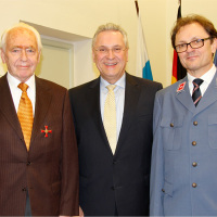 Innenminister Joachim Herrmann übergibt das Verdienstkreuz am Bande des Verdienstordens der Bundesrepublik Deutschland an Sebastian Freiherr von Bechtolsheim und das Verdienstkreuz 1. Klasse an Wolf Schneider