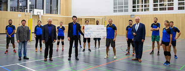 5. Oktober 2020: Innen- und Sportminister Joachim Herrmann hat an die Mitglieder der Mixed-Volleyballmannschaft "Servus und Salam" einen Scheck aus den Mitteln des Projekts "Sport schafft Heimat" übergeben. "Sport ist Begegnungsstätte unabhängig von Sprache, Alter, Religion und Herkunft. Beim Sport kann man Freunde finden, voneinander lernen und ein gegenseitiges Verständnis entwickeln." Kombinierte Volleyballmannschaft mit Innenminister Herrmann und großem Scheck