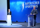 Die FC-Bayern Spieler Joshua Kimmich und Leon Goretzka erhielten heute für die Initiative 'We Kick Corona' den bayerischen Sportpreis in der BMW Welt in München. Der persönliche Preis des Bayerischen Ministerpräsidenten Markus Söder ging an den FC Bayern München. Er wurde von Manuel Neuer und Herbert Hainer entgegengenommen. Weitere Sportpreise gingen an Triathletin Anne Haug, Para-Schwimmer Josia Topf, Ruderer Oliver Zeidler, Skispringerin Katharina Althaus und die Snowboarderinnen Ramona Hofmeister, Selina Jörg und Carolin Langenhorst sowie Fußball-Legende Bastian Schweinsteiger und das Sportmagazin 'Kicker'. Den persönlichen Preis des Bayerischen Ministerpräsidenten Dr. Markus Söder überreichte in Vertretung des Ministerpräsidenten Bayerns Innen- und Sportminister Joachim Herrmann. Die Preisverleihung fand in diesem Jahr Corona-bedingt ohne Publikum statt. Jimmy Hartwig, Britta Steffen, Miriam Neureuther und Günter Grünwald traten als prominente Laudatoren auf.