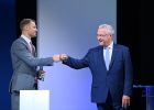 Die FC-Bayern Spieler Joshua Kimmich und Leon Goretzka erhielten heute für die Initiative 'We Kick Corona' den bayerischen Sportpreis in der BMW Welt in München. Der persönliche Preis des Bayerischen Ministerpräsidenten Markus Söder ging an den FC Bayern München. Er wurde von Manuel Neuer und Herbert Hainer entgegengenommen. Weitere Sportpreise gingen an Triathletin Anne Haug, Para-Schwimmer Josia Topf, Ruderer Oliver Zeidler, Skispringerin Katharina Althaus und die Snowboarderinnen Ramona Hofmeister, Selina Jörg und Carolin Langenhorst sowie Fußball-Legende Bastian Schweinsteiger und das Sportmagazin 'Kicker'. Den persönlichen Preis des Bayerischen Ministerpräsidenten Dr. Markus Söder überreichte in Vertretung des Ministerpräsidenten Bayerns Innen- und Sportminister Joachim Herrmann. Die Preisverleihung fand in diesem Jahr Corona-bedingt ohne Publikum statt. Jimmy Hartwig, Britta Steffen, Miriam Neureuther und Günter Grünwald traten als prominente Laudatoren auf.