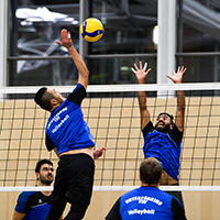 5. Oktober 2020: Innen- und Sportminister Joachim Herrmann hat an die Mitglieder der Mixed-Volleyballmannschaft "Servus und Salam" einen Scheck aus den Mitteln des Projekts "Sport schafft Heimat" übergeben. "Sport ist Begegnungsstätte unabhängig von Sprache, Alter, Religion und Herkunft. Beim Sport kann man Freunde finden, voneinander lernen und ein gegenseitiges Verständnis entwickeln." Volleyballspieler beim Spiel