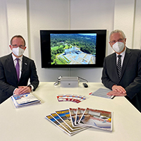 15. Januar 2021: Digitales Antragsverfahren im Sportstättenbau: Um das Ehrenamt zu entlasten und Verwaltungsvorgänge im Sportstättenbau zu vereinfachen, haben Innen- und Sportminister Joachim Herrmann und BLSV-Präsident Jörg Ammon offiziell das digitale Antragsverfahren im Sportstättenbau freigeschaltet. Sportminister Joachim Herrmann: „Gerade in dieser schwierigen Zeit ist es mir als Sportminister ein wichtiges Anliegen, das herausragende ehrenamtliche Engagement in den bayerischen Sportvereinen zu unterstützen und bei der Vereinsarbeit bestmöglich zu entlasten. Die Digitalisierung des Antragswesens im Sportstättenbau leistet hierbei einen wichtigen Beitrag.“ Sportminister Joachim Herrmann und BLSV-Präsident Jörg Ammon neben Präsentationsbildschirm