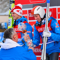 Neujahrsspringen am 1. Januar 2014 in Garmisch-Partenkirchen: Thomas Morgenstern aus Österreich (Platz 2), Thomas Diethart aus Österreich (Platz 1), Simon Ammann aus der Schweiz (Platz 3) und Sportminister Joachim Herrmann