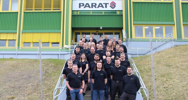 Gruppenbild der Firma PARAT in Neureichenau vor Firmengebäude